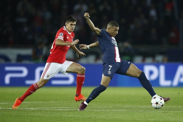 Kylian Mbappé del PSG conduce el balón ante la marca de Antonio Silva del Benfica. Foto:EFE