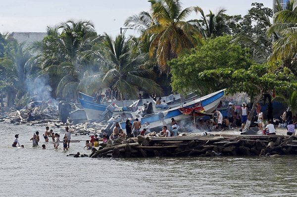 Los migrantes cruzan en lancha para llegar al punto más cercano a Panamá e internarse en la selva para llegar al país. Foto: EFE