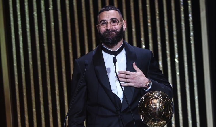 Karim Benzema con el Balón de Oro. Foto: EFE
