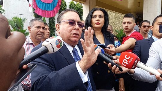 Francisco Carreira, precandidato por la libre postulación. Víctor Arosemena