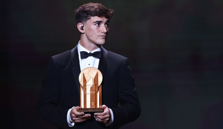 El barcelonista Gavi, con el trofeo Kopa al mejor sub-21. Foto:EFE
