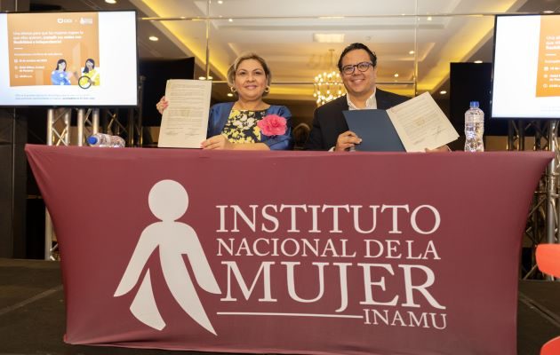 La directora del Inamu y representante de Didi en Panamá firmaron el acuerdo. Foto: Cortesía 