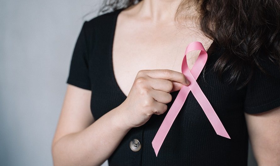 Es un cáncer que puede tener los mismos signos y síntomas  que otros tipos comunes de cáncer de mama. Foto: Pexels