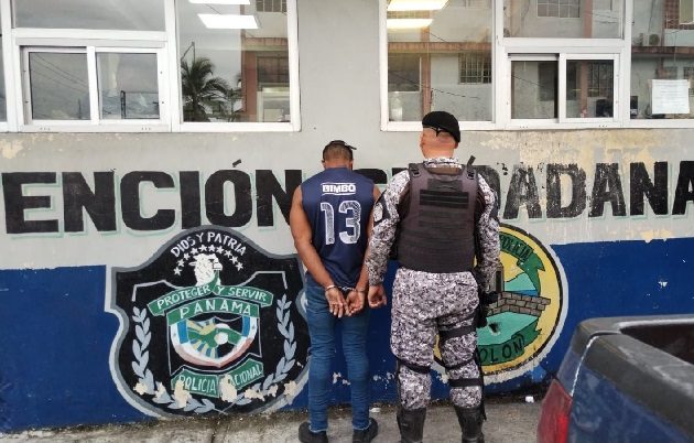 A esta persona las autoridades correspondientes le abrirán un caso por el delito de posesión de drogas. Foto. Diomedes Sánchez