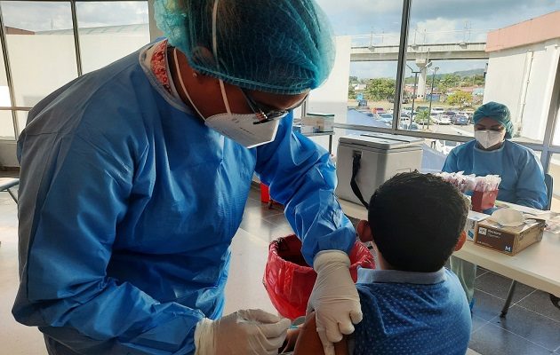 La vacunación se realiza gratis en las estaciones del Metro. Foto: CSS