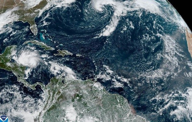 Lisa se mueve hacia el oeste a cerca de 14 mph (22 km/h), pero su velocidad se está haciendo más lenta, de acuerdo al NHC. Foto: EFE