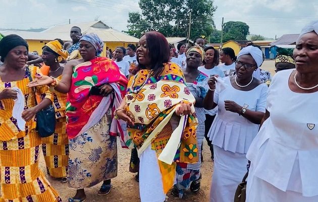 Kayra Harding  difrutando de la cultura de Ghana.