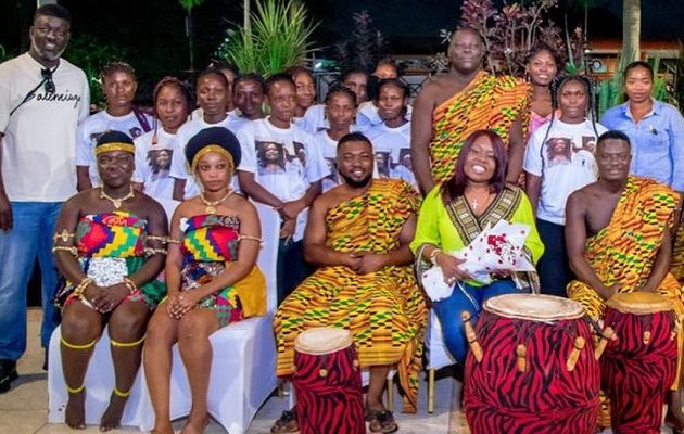 Kayra Harding junto a coterráneos  de su esposo.