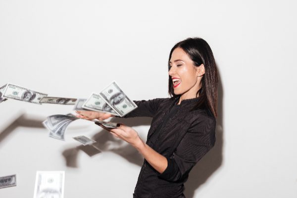 Algunas mujeres destinan parte de sus ingresos para su amante. Foto: Ilustrativa / Freepik