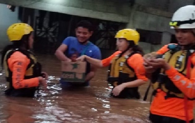Miembros del Sinaproc apoyan a varias personas afectadas. Foto. Sinaproc