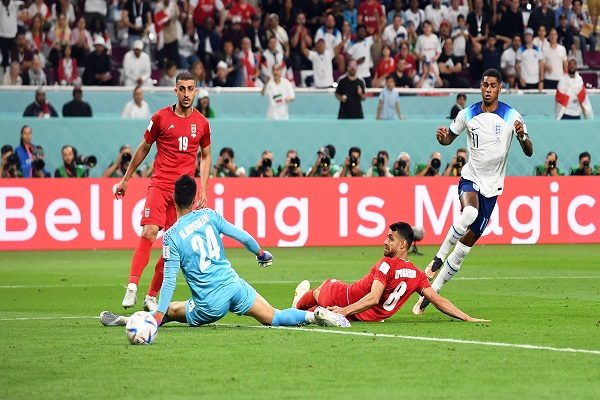 Marcus Rashford (der.) anota el quinto gol inglés. Foto:EFE