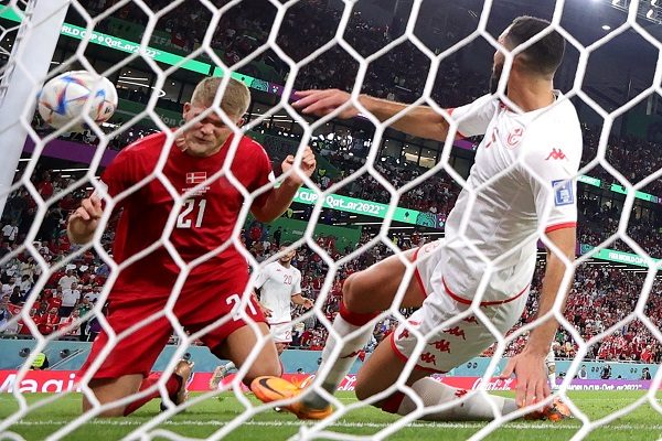 Andreas Cornelius (Izq.) no pudo anotar para Dinamarca. Foto:EFE