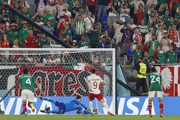 Guilermo 'Memo' Ochoa de México desvia el balón en el remate de penal de Robert Lewandoski. Foto:EFE