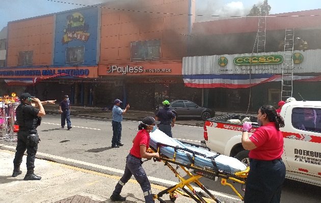 Algunas unidades del benemérito cuerpo de bomberos también se vieron afectadas por el humo que emanaba de uno de los depósitos de los locales comerciales afectados por el fuego. Foto. Melquíades Vásquez