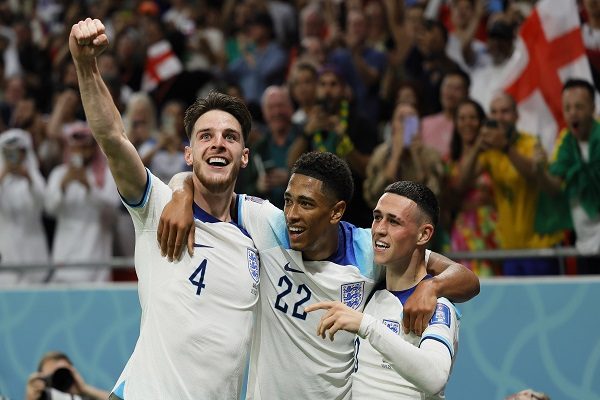 Ingleses festejan su clasificación a Octavos de Final. Foto: EFE