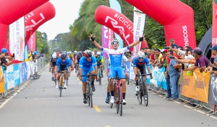Franklin 'El Águila' Archibold, cruza la meta de primero. Foto: Fepaci