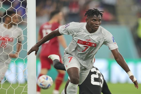 El sueco Breel Embolo, anotó para Suiza. Foto:EFE