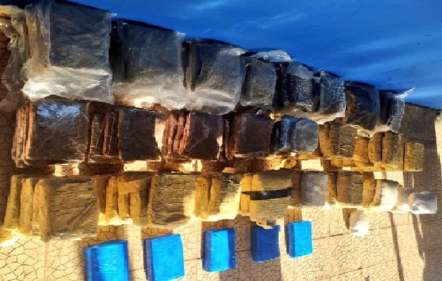 Los 126 paquetes de presunta droga estaban distribuidos en tres sacos dentro y fuera del vehículo. 