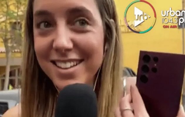 La periodista Sofía Martínez con su regalo.