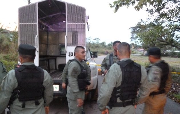 Se presume que los denunciados, al ver la presencia de las unidades policiales en el lugar donde se dieron los hechos, están escondidos en el monte para no ser aprehendidos. Foto. Melquíades Vásquez