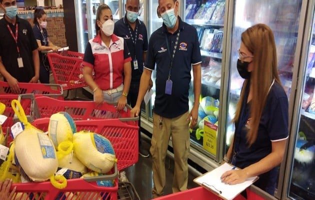 La cena navideña es para una familia de cuatro personas. Archivo.