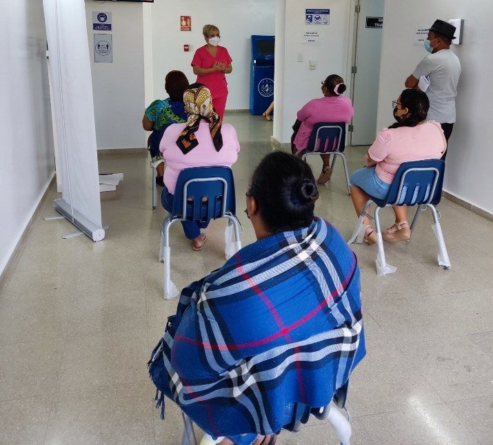 A través de charlas se explica a los pacientes a importancia del autocuidado. Foto: Diomedes Sánchez