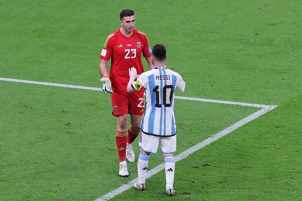 Messi festeja con el portero "Dibu" Martínez. Foto: EFE