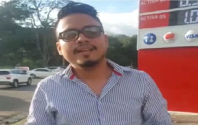 Fernando Pittí, denunció en redes sociales que fue amenazado por un migrante que trató de limpiar el parabrisas de su auto sin su permiso. Foto. Mayra Madrid