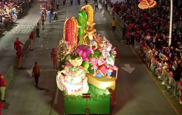 Carros alegóricos que participaron en el desfile de este año. Foto: Víctor Arosemena 