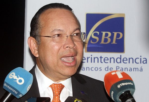 El superintendente  Amauri Castillo sustentó este martes la situación de los bancos en el país. Foto: Víctor Arosemena