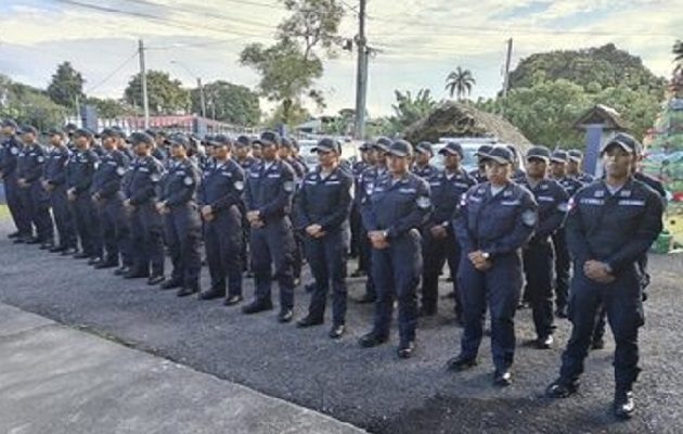 El Ministro de Seguridad Juan Manuel Pino dijo que los policías asignados son parte de los 1,500 uniformados que se graduaron recientemente en todos los estamentos de seguridad. Foto. Proteger y Servir