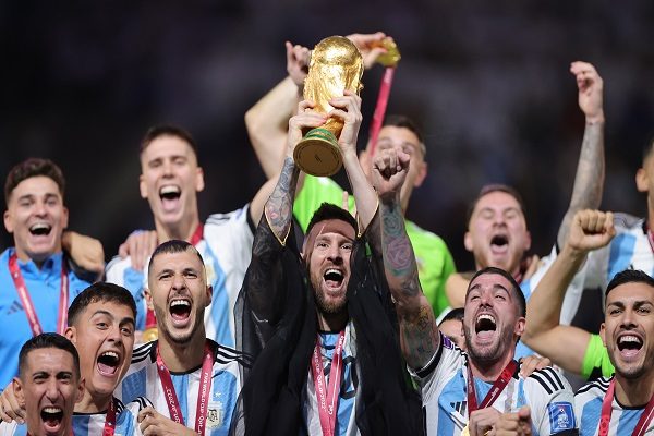 Messi con la Copa del Mundo. Foto:EFE