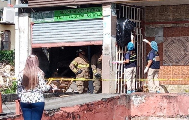 Bomberos cortaron tubos de metal para bajar el cuerpo. Foto: Eric A. Montenegro