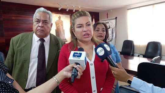 Alma Cortés (rojo), exministra de Trabajo. Víctor Arosemena.