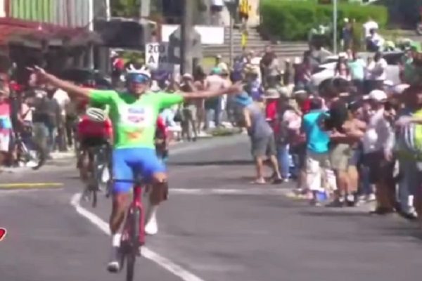 Archibold cruza la meta como ganador de la última etapa del giro tico. Foto:Fepaci.