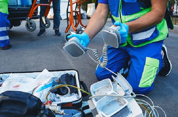 La alta tasa de ataques cardíacos motivó ampliar la cobertura de estos dispositivos, regulados por una ley de 2019. Foto ilustrativa