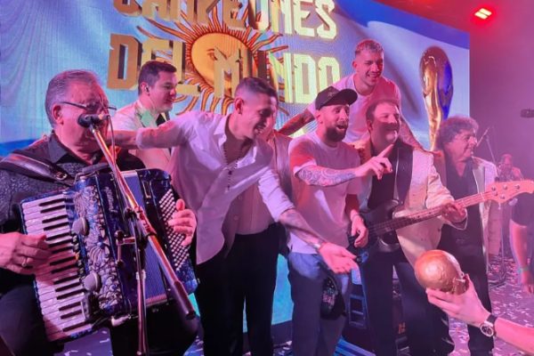 Messi, Di María y Paredes cantando 'Muchachos'. Foto: Instagram / @jorge_barreto87