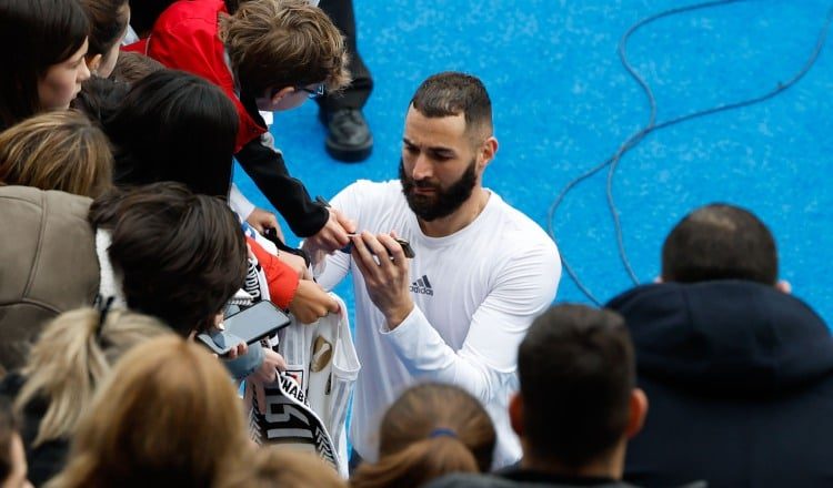 Karim Benzema firma autógrafos a los aficionados. Fotos:EFE