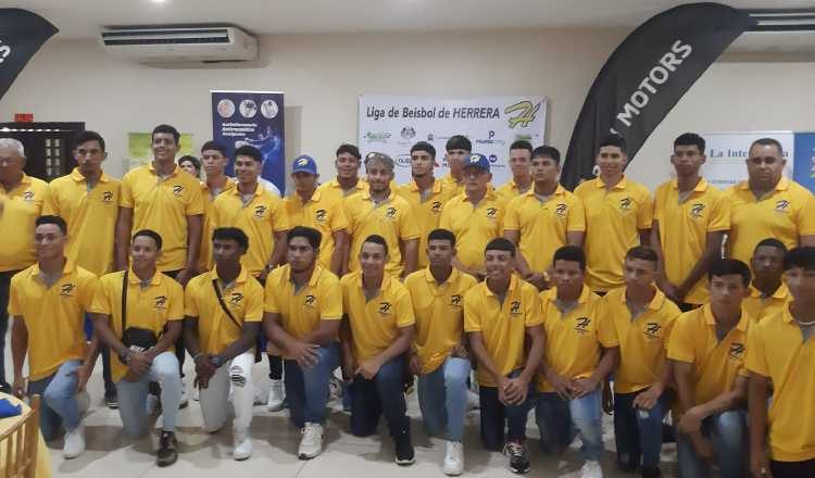 Herrera presentó su plantilla para el béisbol juvenil. Fotos: Thays Domínguez