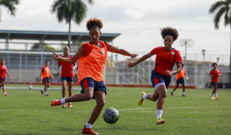 El equipo femenino entrena en el 'Cascarita'  Tapia. Foto:EFE