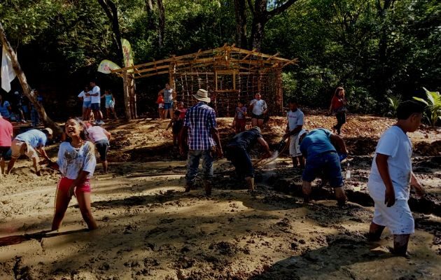 La junta de embarra del Encuentro Folklórico del Canajagua y Fiesta de Reyes. Foto: Miriam Lasso