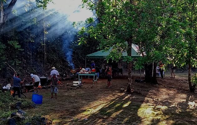 Junta de embarra, muestra de solidaridad y cooperación. Foto: Miriam Lasso