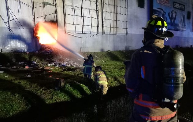 El módulo afectado por las llamas contaba con 10 locales, dos de ellos estaban vacíos y eso ayudó a la hora de combatir el incendio. Foto. Cuerpo de Bomberos