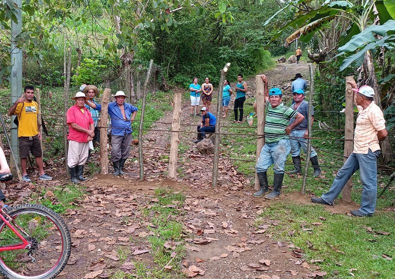 Desconocen como una familia decide cerrar un camino real que ellos usan por tantos años. Foto: Melquiades Vásquez