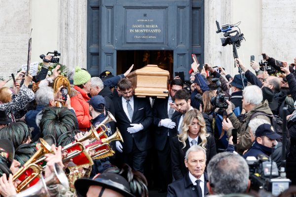 Muchos de los admiradores de la actriz esperaron a las puertas del templo. Foto: EFE / EPA / Fabio Frustaci