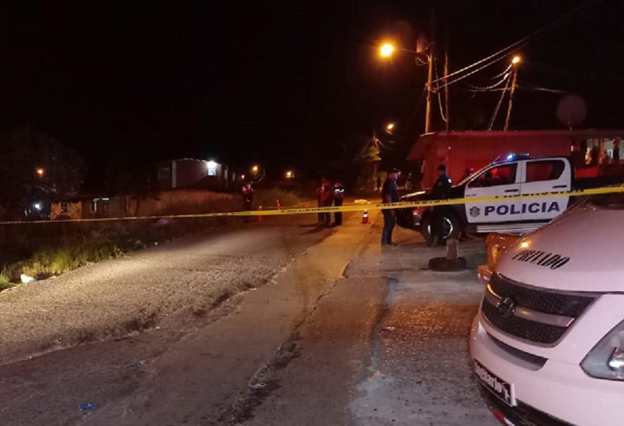 Su cuerpo quedó a pocos metros del minisuper de la comunidad de Villa Catalina. Foto: Diomedes Sánchez