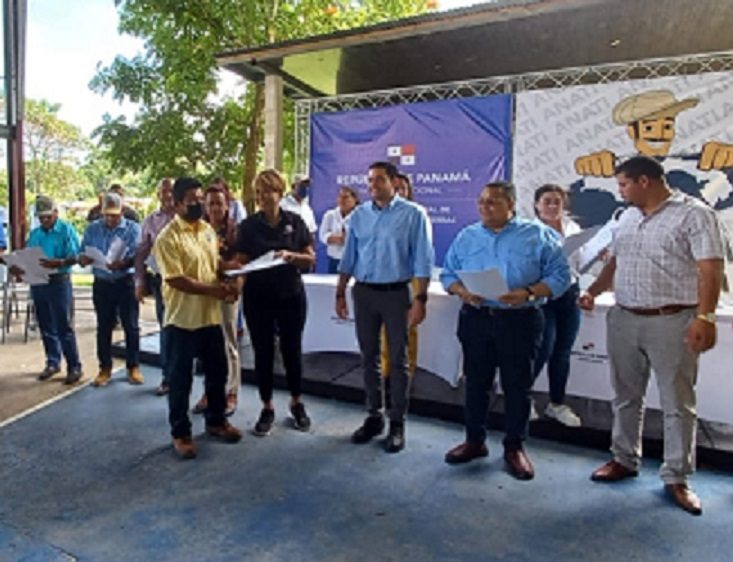 Se entregaron escrituras a familias residentes de Ciricito, La Encantada y Escobal. Fotos: Diomedes Sánchez