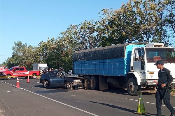El accidente ocurrió cerca de las instalaciones de la Cadena de Frío, de donde se presume salía el camión. Foto. Thays Domíngue