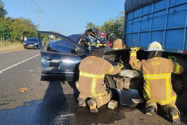 El hombre de 33 años quedó atrapado entre los fierros retorcidos de su auto. Foto. Thays Domínguez