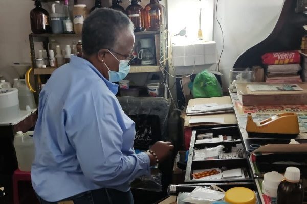 En la parte trasera del negocio se encontró un laboratorio clandestino.Foto. Minsa